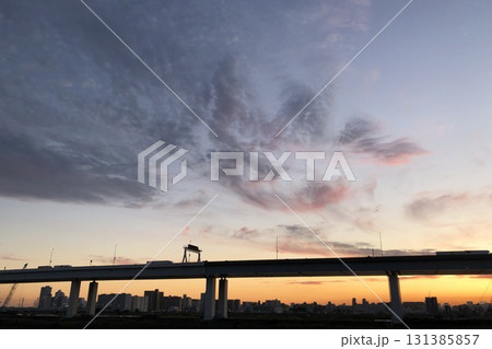 夕暮れ時の高速道路_04 131385857