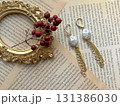 パールをあしらったシンプルなチェーンピアス 131386030