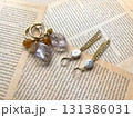 パールとガラスのオシャレな大ぶりピアス 131386031