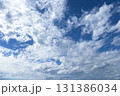 秋の青空と白い雲 131386034
