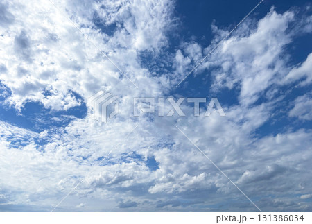 秋の青空と白い雲 131386034