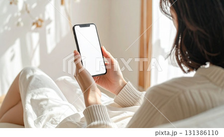 スマホを操作する女性 スマホを操作する女性 131386110