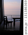 朝焼けの海と椅子 131386369