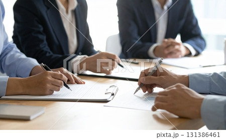 ミーティングをするビジネスマン 131386461