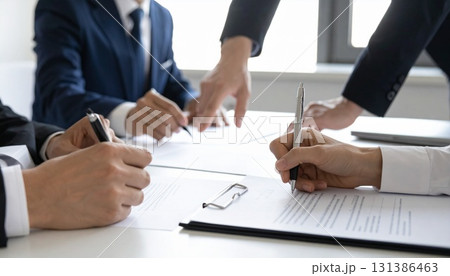 ミーティングをするビジネスマン 131386463