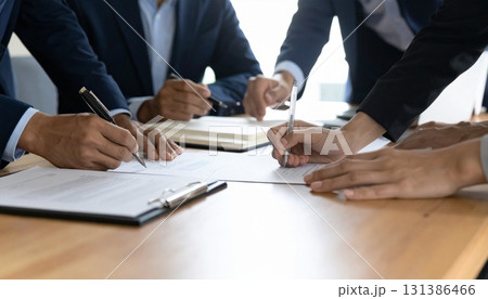 ミーティングをするビジネスマン 131386466
