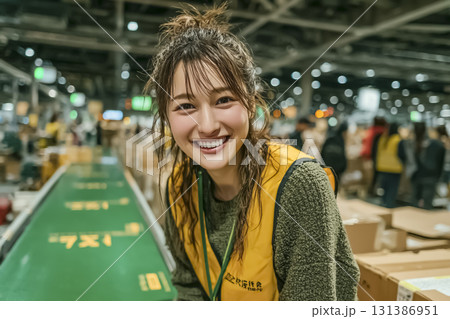 美優シリーズ：コンベアラインで仕分け作業をする美優 131386951