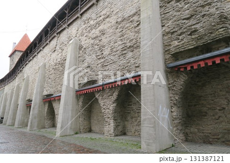 中世の街並みが残るタリン旧市街の城壁 中世の街並みが残るタリン旧市街の城壁 131387121