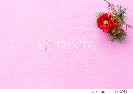 ピンク色の無地の和紙と椿の花 ピンク色の無地の和紙と椿の花 131387495