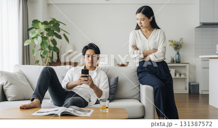 家事を手伝わない夫に怒る妻 家事を手伝わない夫に怒る妻 131387572