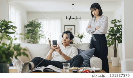 家事を手伝わない夫に怒る妻 131387579