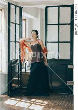 黒いウェディングドレスを着た女性 黒いウェディングドレスを着た女性 131387634