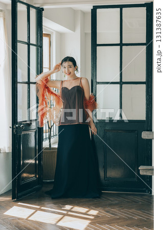 黒いウェディングドレスを着た女性 131387635