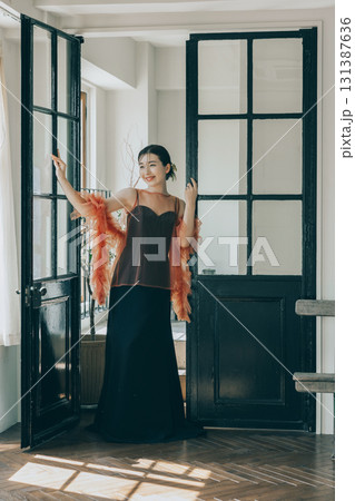 黒いウェディングドレスを着た女性 131387636