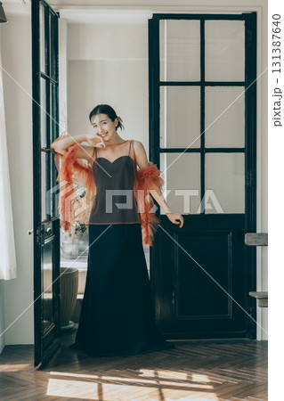 黒いウェディングドレスを着た女性 131387640