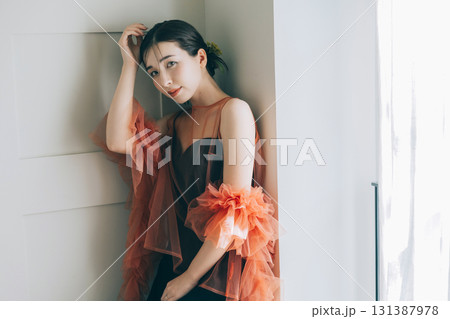 黒いウェディングドレスを着てメイクアップした女性 131387978