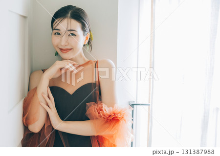 黒いウェディングドレスを着てメイクアップした女性 131387988