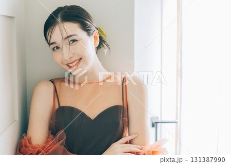 黒いウェディングドレスを着てメイクアップした女性 黒いウェディングドレスを着てメイクアップした女性 131387990