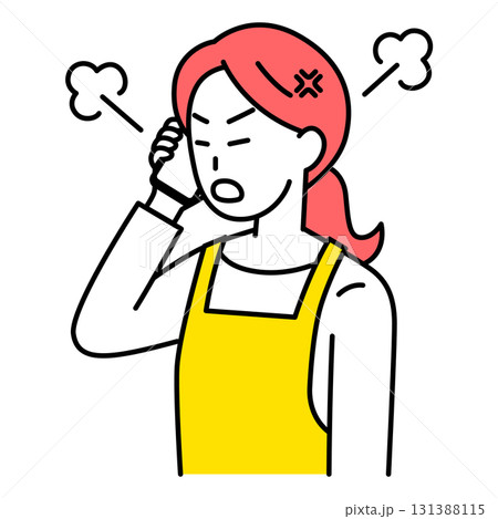 スマートフォンでの通話で怒るエプロン姿の女性 スマートフォンでの通話で怒るエプロン姿の女性 131388115