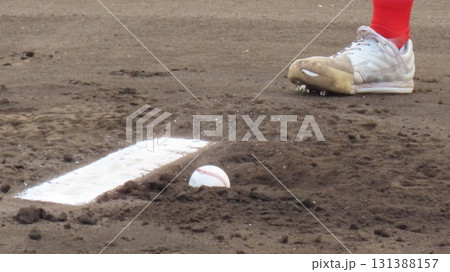 マウンドに向かう投手 マウンドに向かう投手 131388157