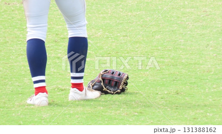 芝生とグローブ 131388162