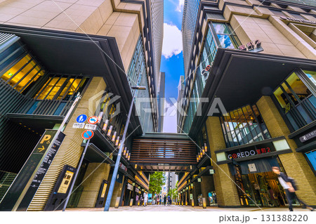 日本の東京都市景観 日本橋室町。奥に、ビルの谷間の福徳神社。本日9月24日は、一粒万倍日 131388220