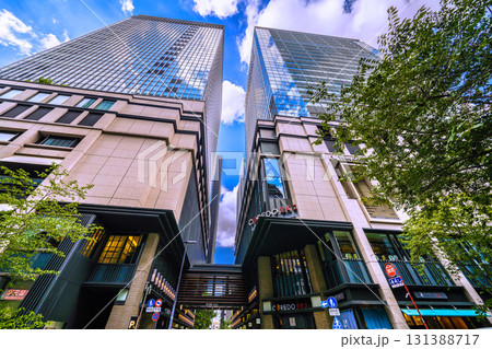 日本の東京都市景観 日本橋室町・CORED室町2などを望む。（奥にはビルの谷間の福徳神社） 131388717