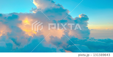 飛行機の窓から眺めた雲海と夕焼け　幻想的な空の景色 131389643