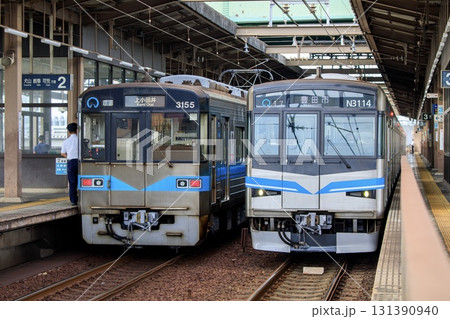 上小田井駅に停車中の名古屋市営地下鉄鶴舞線N3000形電車と3050形電車の並び 131390940