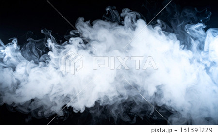 黒い闇に浮かぶ白い霧が幻想的に広がる抽象テクスチャ 131391229