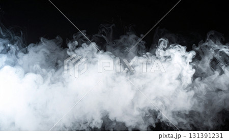 黒い闇に浮かぶ白い霧が幻想的に広がる抽象テクスチャ 131391231