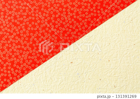 金色の花柄が入った赤い和紙と薄黄色の和紙 131391269
