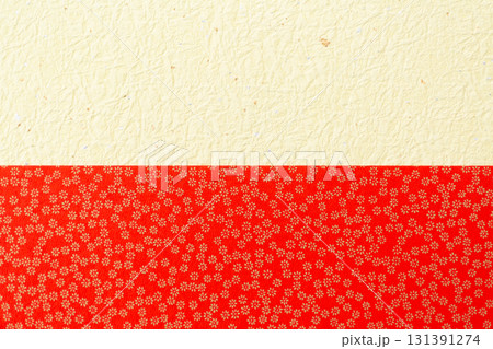 金色の花柄が入った赤い和紙と薄黄色の和紙 131391274