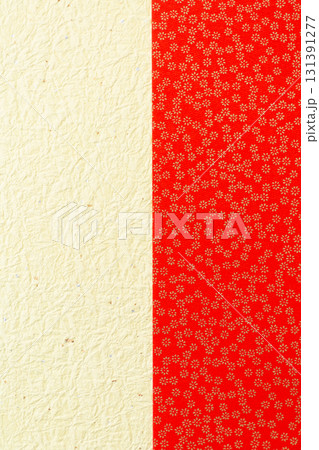 金色の花柄が入った赤い和紙と薄黄色の和紙 131391277