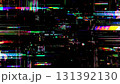 RGBずれのカラフルなグリッチが走査線風に広がる背景 131392130