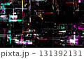 RGBずれのカラフルなグリッチが走査線風に広がる背景 131392131