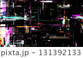 RGBずれのカラフルなグリッチが走査線風に広がる背景 131392133