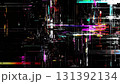 RGBずれのカラフルなグリッチが走査線風に広がる背景 131392134