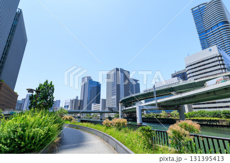 大阪中之島の堂島川沿いのビル群 (大阪府大阪市北区) 131395413