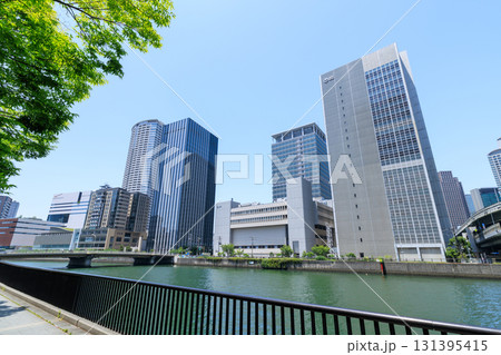 大阪中之島の堂島川沿いのビル群 (大阪府大阪市北区) 131395415