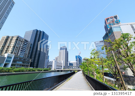 大阪中之島の堂島川沿いのビル群 (大阪府大阪市北区) 131395417