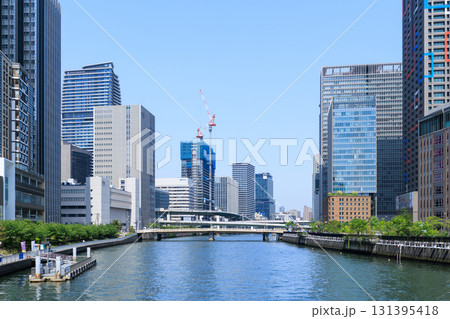 大阪中之島の堂島川沿いのビル群 (大阪府大阪市北区) 131395418