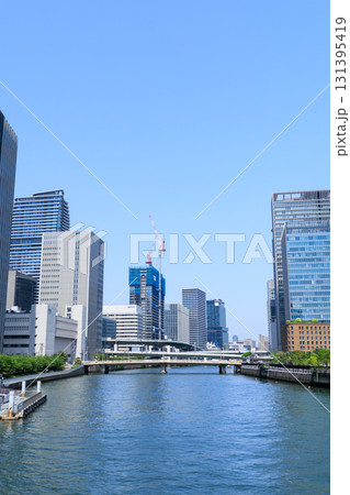 大阪中之島の堂島川沿いのビル群 (大阪府大阪市北区) 131395419