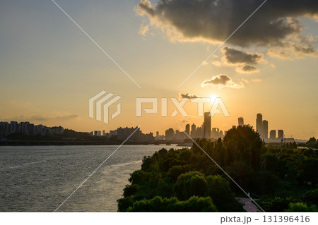 The night view of the city of Yeouido, a high-rise building, shot at Dongjak Bridge in Seoul at sunset The night view of the city of Yeouido, a high-rise building, shot at Dongjak Bridge in Seoul at sunset 131396416