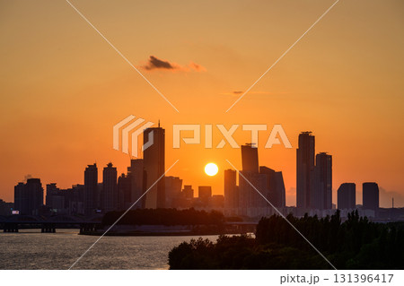 The night view of the city of Yeouido, a high-rise building, shot at Dongjak Bridge in Seoul at sunset 131396417