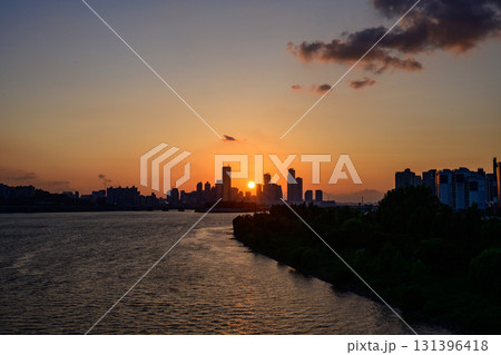 The night view of the city of Yeouido, a high-rise building, shot at Dongjak Bridge in Seoul at sunset 131396418