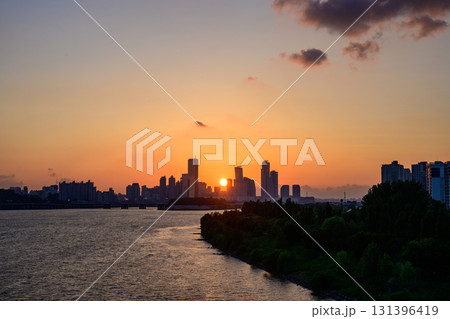 The night view of the city of Yeouido, a high-rise building, shot at Dongjak Bridge in Seoul at sunset The night view of the city of Yeouido, a high-rise building, shot at Dongjak Bridge in Seoul at sunset 131396419
