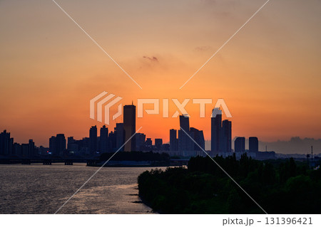 The night view of the city of Yeouido, a high-rise building, shot at Dongjak Bridge in Seoul at sunset 131396421