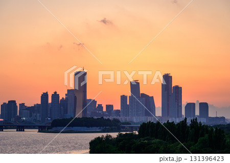 The night view of the city of Yeouido, a high-rise building, shot at Dongjak Bridge in Seoul at sunset The night view of the city of Yeouido, a high-rise building, shot at Dongjak Bridge in Seoul at sunset 131396423