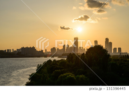 The night view of the city of Yeouido, a high-rise building, shot at Dongjak Bridge in Seoul at sunset 131396445